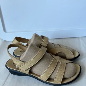 Arche Womens Gold Textured Leather Strappy Low Wedge Sandals Sz 41 10